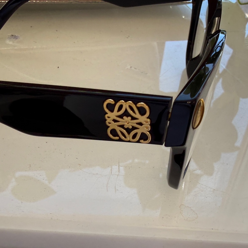Elegant Black and Gold Women's Sunglasses Loewe Lw500691